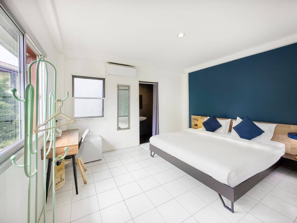 Deluxe Room Living Area