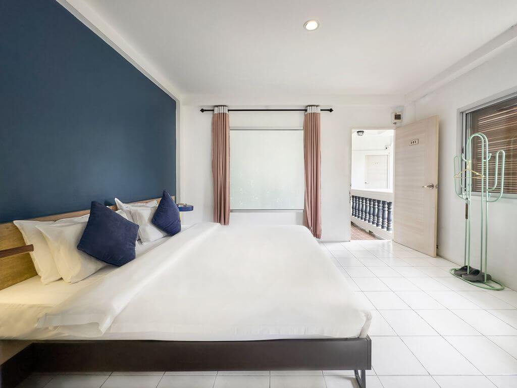 Deluxe Room Living Area